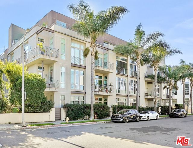 13320 Beach Avenue, Marina del Rey CA: https://media.crmls.org/mediaz/d8e54cee-9630-4dfc-9851-49bb276f3d16.jpg