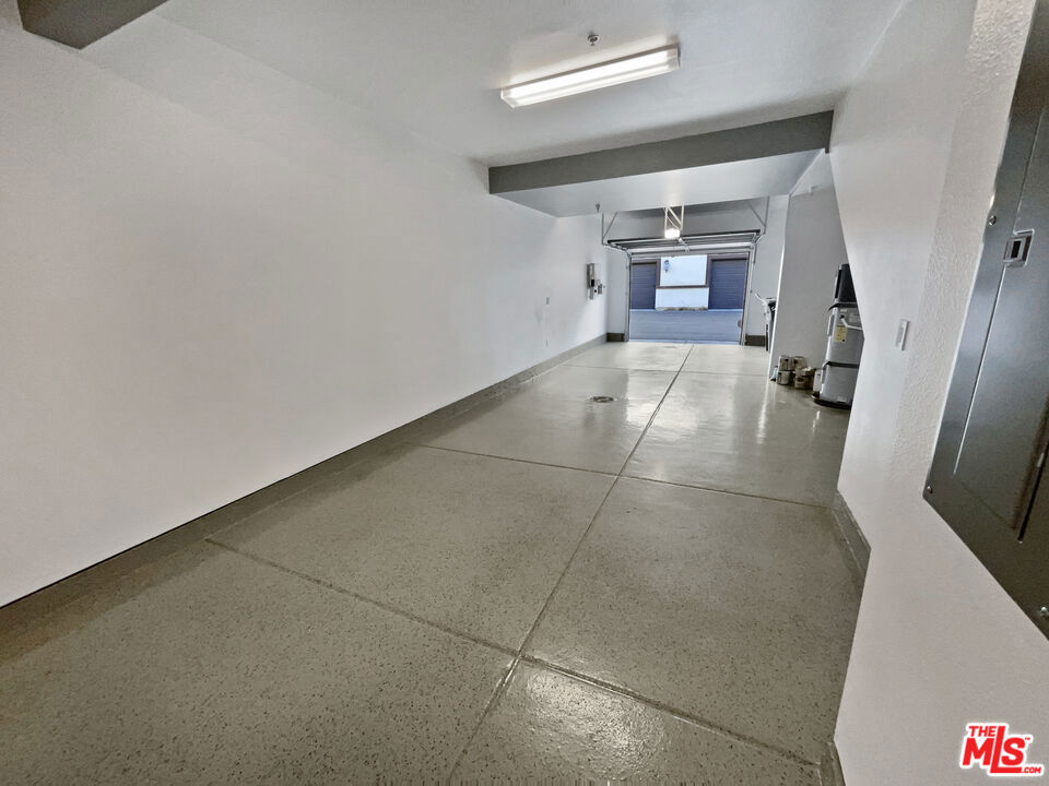 https://media.crmls.org/mediaz/d8e5c806-de67-4460-8d17-60d4a8ec0d3d.jpg?preset=X-Large