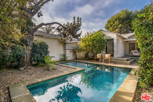 1016 Indiana Court, Venice CA: https://media.crmls.org/mediaz/d8e5ccf6-3803-47c6-a3bd-2a3df5c92ce3.jpg