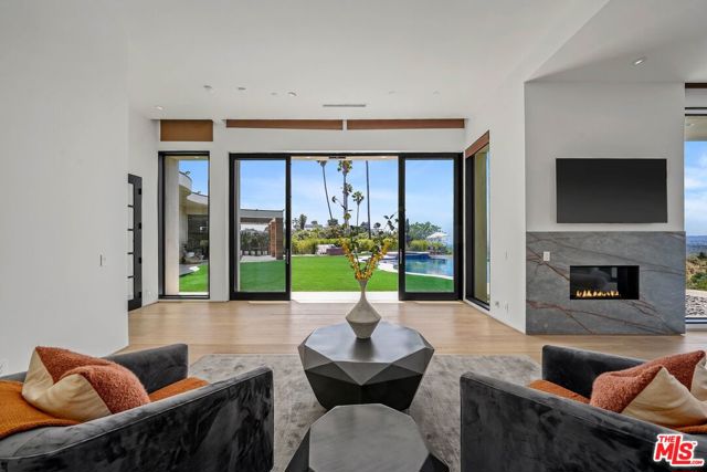 455 Castle Place, Beverly Hills CA: https://media.crmls.org/mediaz/d8e61888-3166-4a64-bc75-5f8f4fd89b92.jpg