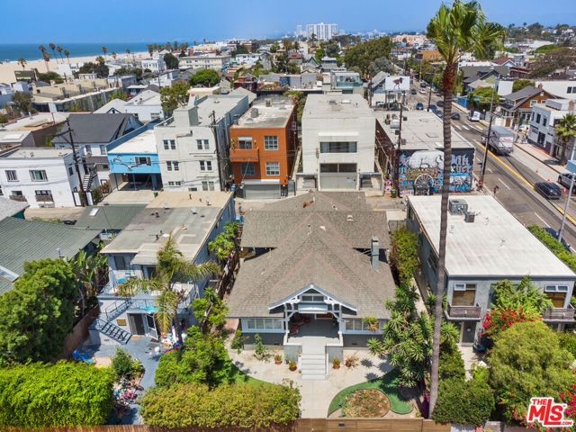 45 Breeze Avenue, Venice CA: https://media.crmls.org/mediaz/d8e6442a-91d5-48d5-b5ef-a21f626389e7.jpg