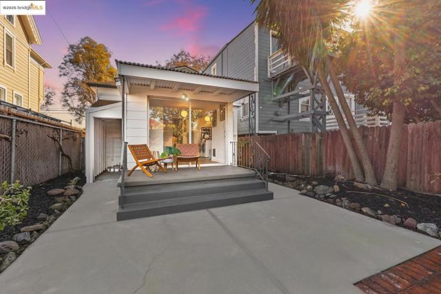 1241 Park Ave, Alameda CA: https://media.crmls.org/mediaz/d8e6f983-d9c7-4772-b613-355c9584d752.jpg