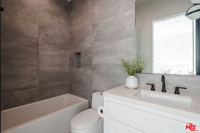 5328 Allott Avenue, Sherman Oaks CA: https://media.crmls.org/mediaz/d8e72820-409e-47c0-8f19-af580ca73e8c.jpg