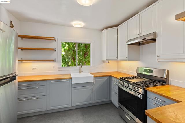 1539 E 38Th St, Oakland CA: https://media.crmls.org/mediaz/d8e980f3-b6bf-4137-a7e6-fb8477947995.jpg