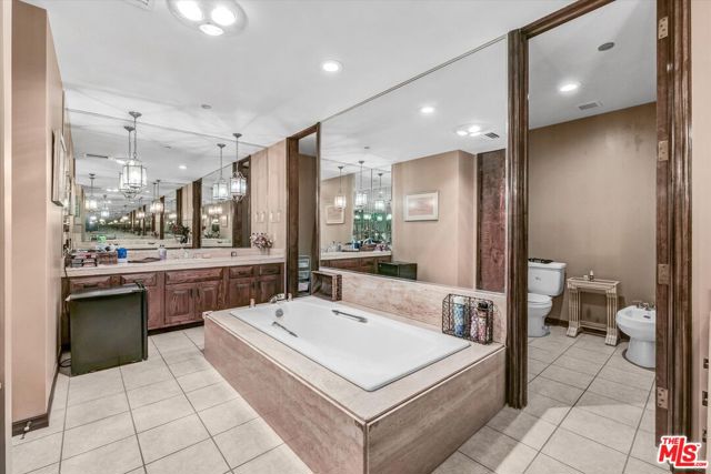 300 N Swall Drive, Beverly Hills CA: https://media.crmls.org/mediaz/d8e9ccfd-8220-4217-8683-33e849b793f0.jpg