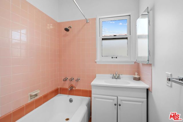 1558 1558 S Genesee Avenue, Los Angeles CA: https://media.crmls.org/mediaz/d8ea3a80-fe4d-40b0-a103-909e146e4a8b.jpg