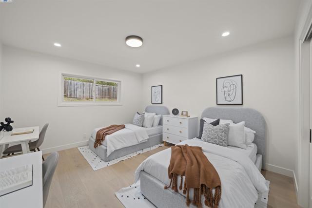 Image 16 of 51 For 4253 Mirador Dr