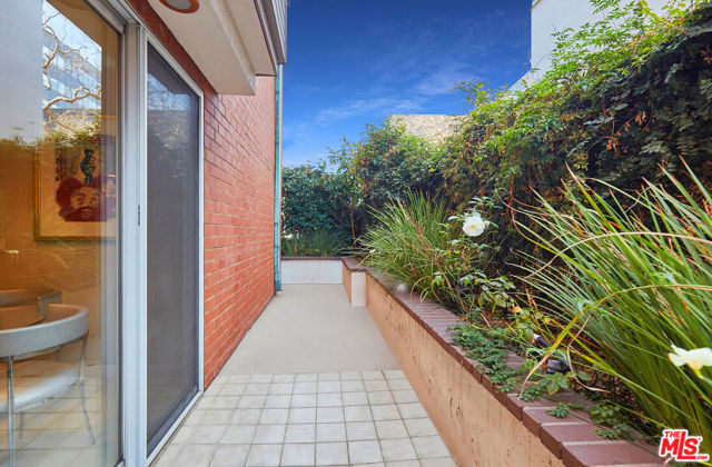 121 N Almont Drive, Beverly Hills CA: https://media.crmls.org/mediaz/d8eba792-9803-4050-9582-0a0dda3bde03.jpg
