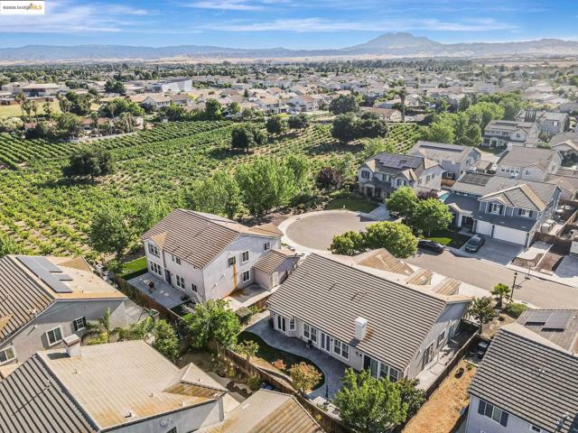 43 Sorrel Ct, Oakley CA: https://media.crmls.org/mediaz/d8ebb166-ad50-45e2-9c31-6614b5ccf4d9.jpg