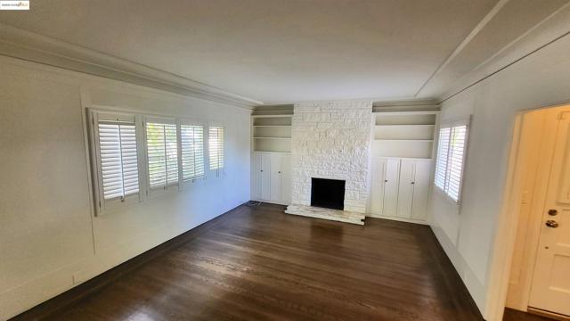 1137 Oakland Avenue, Piedmont CA: https://media.crmls.org/mediaz/d8ebf252-fc13-4b26-8746-90bcb2cb4e28.jpg
