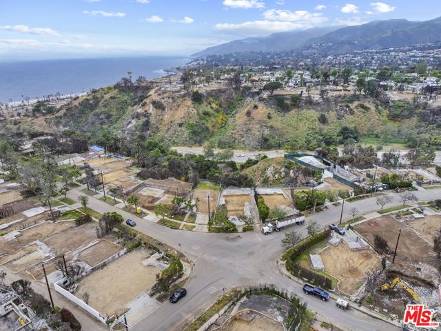 595 Radcliffe Avenue, Pacific Palisades CA: https://media.crmls.org/mediaz/d8ecba7d-636d-40de-937b-ce88454bc039.jpg