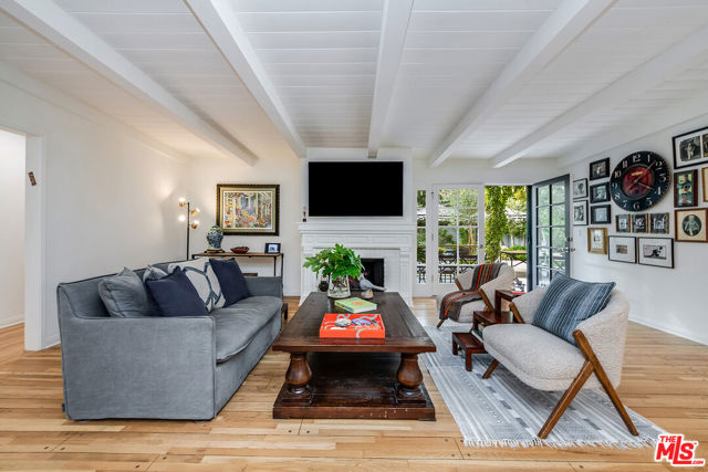 13109 Valley Vista Boulevard, Studio City CA: https://media.crmls.org/mediaz/d8eccc39-148c-4814-9123-7006641f02b8.jpg