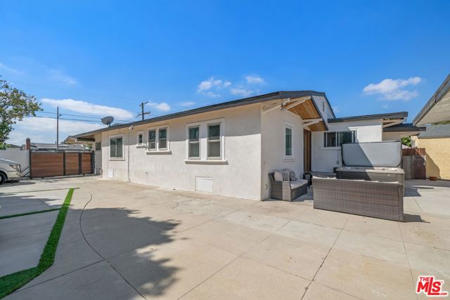 519 W Elm Avenue, Inglewood CA: https://media.crmls.org/mediaz/d8ee2a98-1c28-4914-8b90-cf42b6d5b0d0.jpg