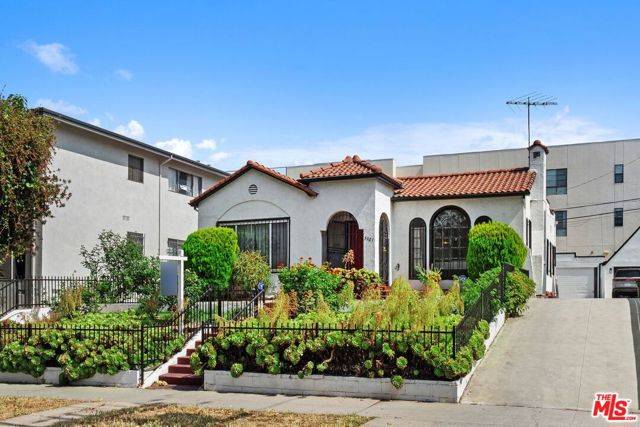 5021 Elmwood Avenue, Los Angeles CA: https://media.crmls.org/mediaz/d8ef02d4-f592-42e5-99ff-1b5797bff8ca.jpg