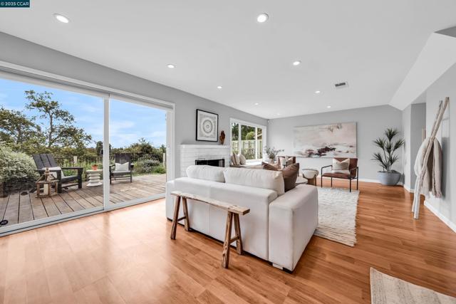 31 Turtle Creek Street, Oakland CA: https://media.crmls.org/mediaz/d8ef35b3-f8b3-4911-b1e6-cbf6dd3b90db.jpg