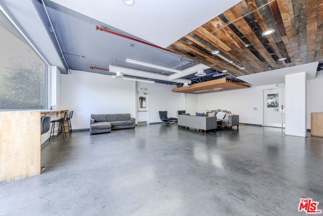 105 S Mariposa Avenue, Los Angeles CA: https://media.crmls.org/mediaz/d8ef4e6d-3df2-4814-a043-2d444e8c6068.jpg