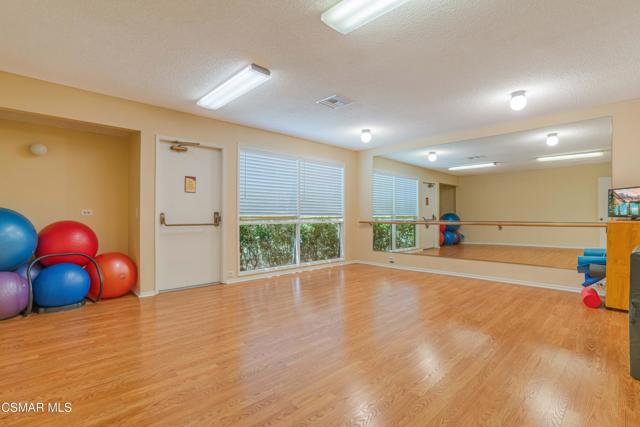 460 Arbor Lane Ct, Thousand Oaks CA: https://media.crmls.org/mediaz/d8efe5f7-9090-4761-8881-87a8d7cf0924.jpg
