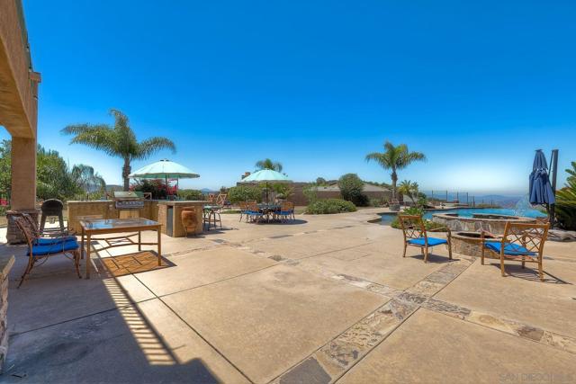 15068 Creek Hills Rd, El Cajon CA: https://media.crmls.org/mediaz/d8f05165-886a-4990-9792-8683cee71806.jpg