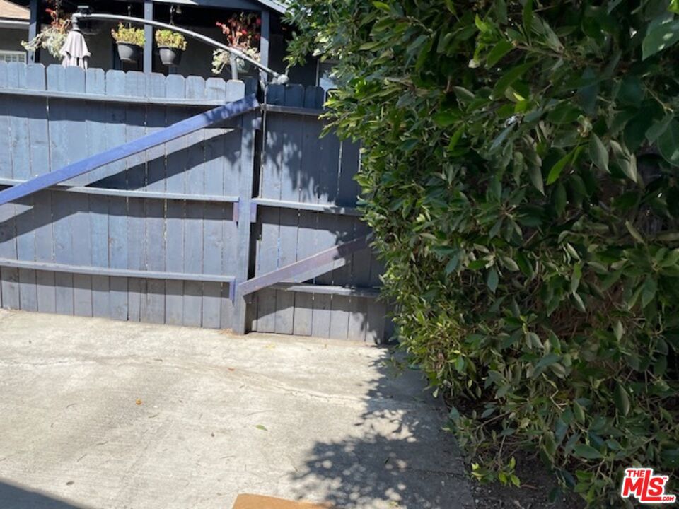 https://media.crmls.org/mediaz/d8f176dd-242e-4917-911a-644c6c59e568.jpg?preset=X-Large