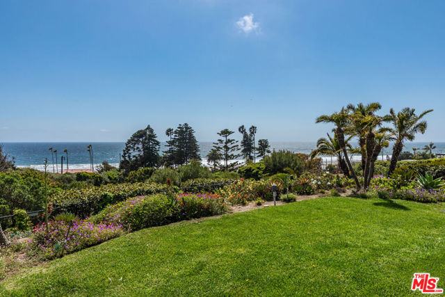 6417 Merritt Drive, Malibu CA: https://media.crmls.org/mediaz/d8f1b05a-0752-44e7-92f5-12684d996349.jpg