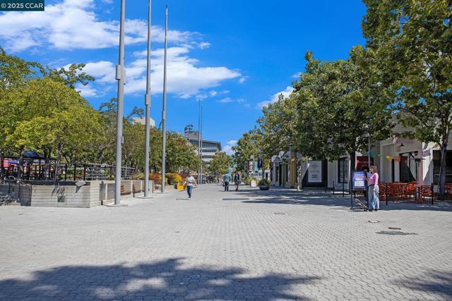 410 Webster St #1, Oakland CA: https://media.crmls.org/mediaz/d8f32074-31cb-43d0-b86b-dea84a6f00c4.jpg