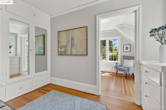 1145 Mandana Blvd, Oakland CA: https://media.crmls.org/mediaz/d8f3294b-8e1b-4988-aee1-ab043a3cd939.jpg