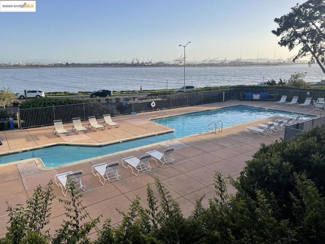 6 Captain DR, Emeryville CA: https://media.crmls.org/mediaz/d8f34267-c084-4cdb-b20b-16ceb3791bb0.jpg