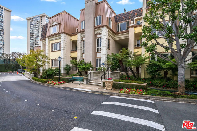10112 EMPYREAN Way, Los Angeles CA: https://media.crmls.org/mediaz/d8f3bb7c-88e0-4f5d-b37d-f93dfe121000.jpg