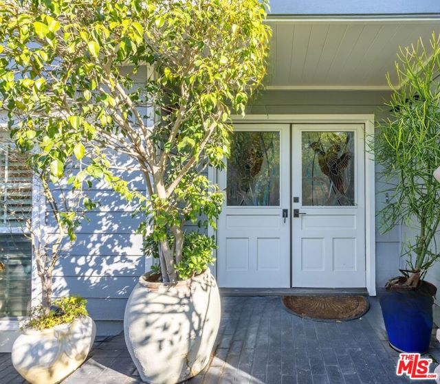 13082 Mindanao Way, Marina del Rey CA: https://media.crmls.org/mediaz/d8f4a410-5bbe-4017-9d5a-4da1ff47d442.jpg