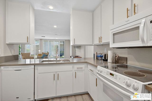 2625 N Whitewater Club Drive, Palm Springs CA: https://media.crmls.org/mediaz/d8f4b5d3-56bd-4b2a-ac43-bd385f12e12a.jpg