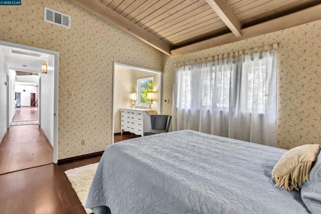 18 Van Tassel Ln, Orinda CA: https://media.crmls.org/mediaz/d8f4b8e4-be12-4fb8-a28a-c4d096afccc3.jpg
