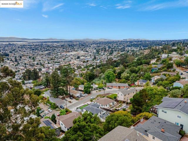 7900 Michigan Ave, Oakland CA: https://media.crmls.org/mediaz/d8f4f863-8fd6-41d1-98b8-1a60ec7053e6.jpg