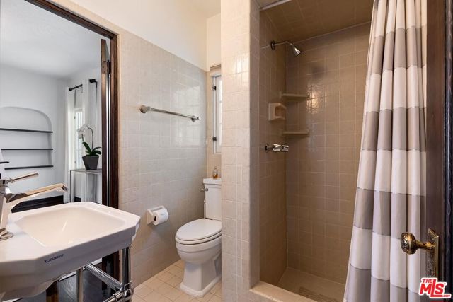 2420 Chislehurst Drive, Los Angeles CA: https://media.crmls.org/mediaz/d8f53771-8210-48de-bfd7-9553fb21137b.jpg