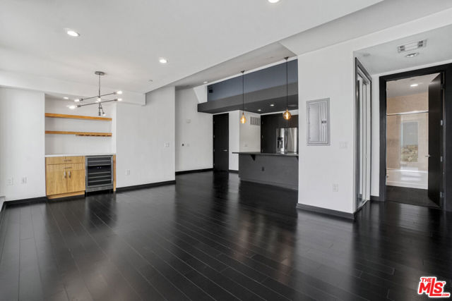 655 S Hope Street, Los Angeles CA: https://media.crmls.org/mediaz/d8f555c1-c893-4018-abf7-602ffdf99bfa.jpg