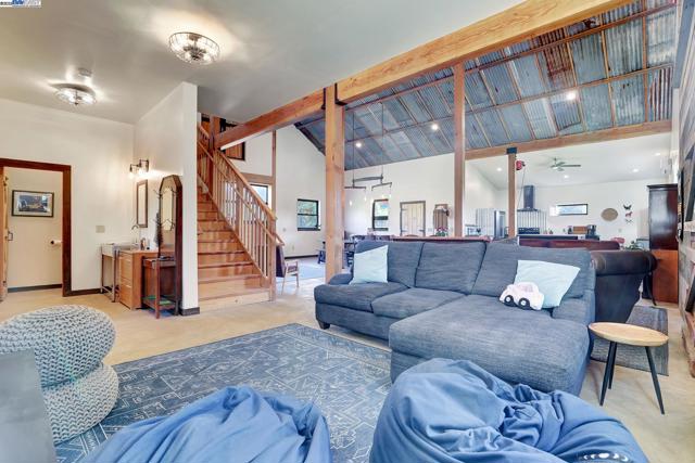 5135 Andrade Rd, Sunol CA: https://media.crmls.org/mediaz/d8f5e2d5-3782-4220-b775-7e8171736395.jpg