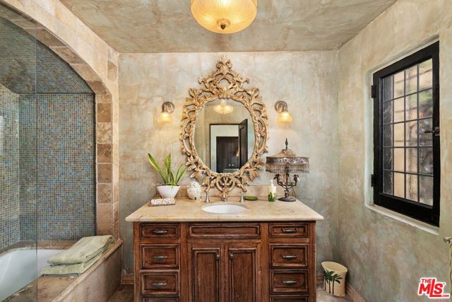 4320 Cedarhurst Circle, Los Angeles CA: https://media.crmls.org/mediaz/d8f629f8-8fac-42b2-888e-916178662b10.jpg