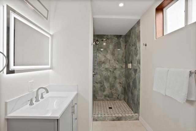 Detail Gallery Image 13 of 31 For 3749 Kingsley St, San Diego,  CA 92106 - 4 Beds | 4 Baths