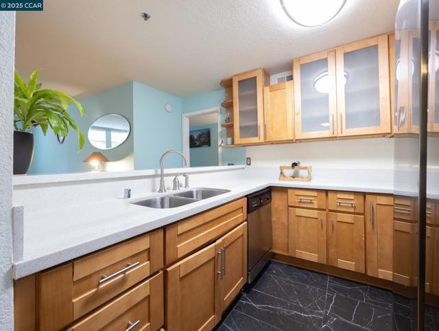 535 Pierce St, Albany CA: https://media.crmls.org/mediaz/d8f72f35-d1cd-4305-9116-c1ac694a7441.jpg