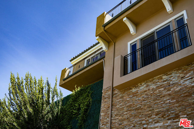 24410 Mulholland Highway, Calabasas CA: https://media.crmls.org/mediaz/d8f73f10-3320-4d8a-b168-75e039c4c90b.jpg