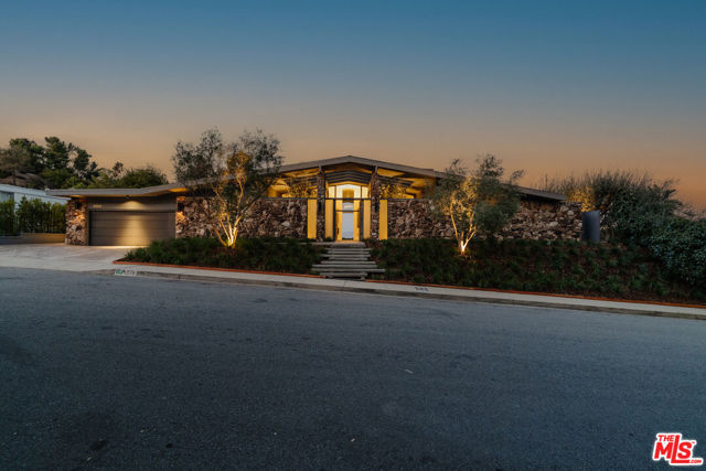 8559 Edwin Drive, Los Angeles CA: https://media.crmls.org/mediaz/d8f7e35b-fe1c-4c5d-b058-8ce35b960fcf.jpg
