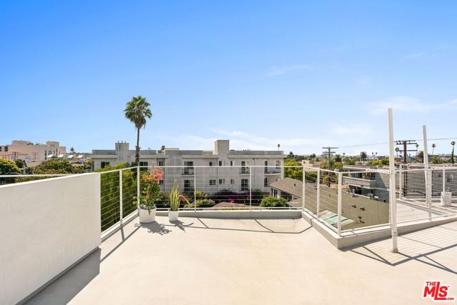 1244 14th Street, Santa Monica CA: https://media.crmls.org/mediaz/d8f7fa40-0a25-49b1-bec2-5a4447637367.jpg