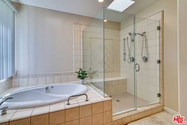 1008 Harbor Crossing Lane, Marina del Rey CA: https://media.crmls.org/mediaz/d8f85e20-047a-41d0-bfef-7952d4cc6fd1.jpg