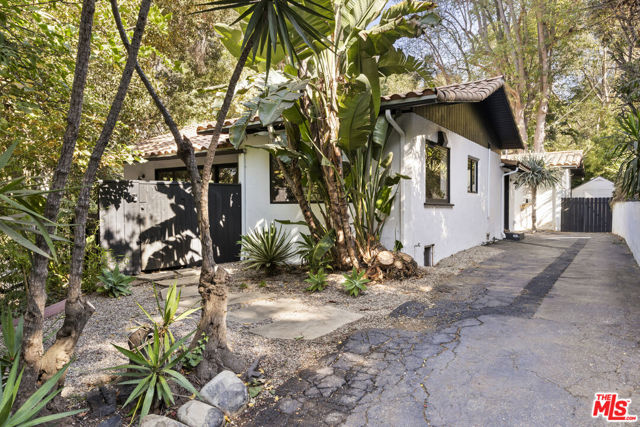 2936 La Castana Drive, Los Angeles CA: https://media.crmls.org/mediaz/d8f8c193-1561-49bd-9f7f-a06769b77fe7.jpg