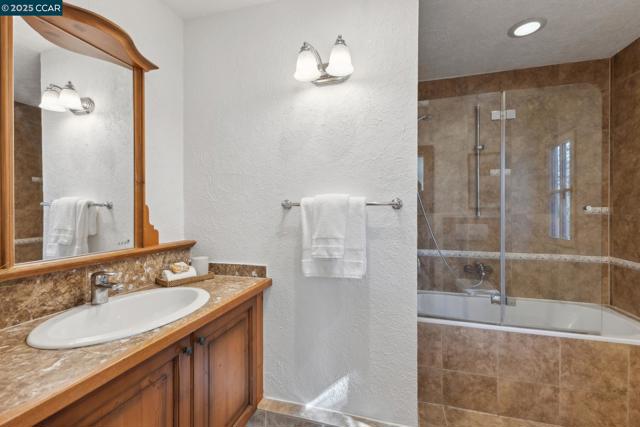 40 Las Palomas, Orinda CA: https://media.crmls.org/mediaz/d8f8c303-4d21-45b4-86fb-4e20c0e97aa3.jpg