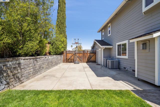 367 Mt Washington Way, Clayton CA: https://media.crmls.org/mediaz/d8f97169-c978-40ec-97e9-343739e143cd.jpg