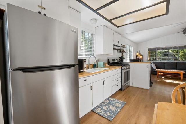 206 E Barker Boulevard, Big Bear CA: https://media.crmls.org/mediaz/d8f99ca6-36f6-49cc-8efb-b06f16f00627.jpg