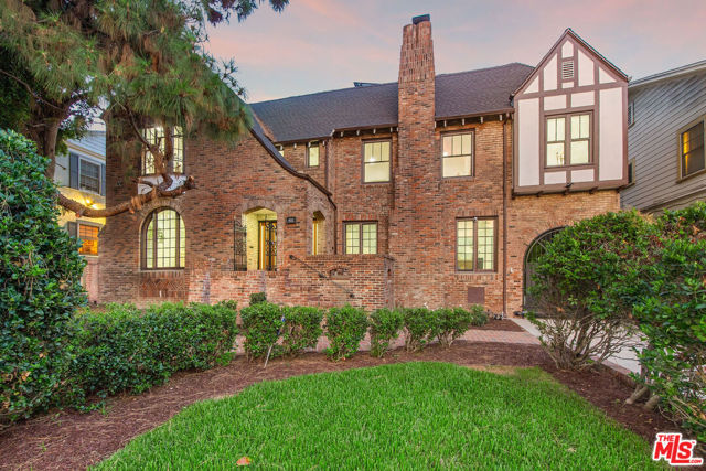 832 S Plymouth Boulevard, Los Angeles CA: https://media.crmls.org/mediaz/d8f9ca91-d0e7-4b04-9204-a7e0d438df32.jpg