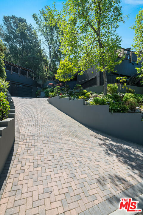 3000 Cornwall Drive, Glendale CA: https://media.crmls.org/mediaz/d8f9db87-9b1b-4769-9235-6ada4dbda23d.jpg