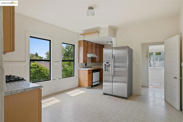 1406 Kains Ave, Berkeley CA: https://media.crmls.org/mediaz/d8fa5458-695d-4260-b28d-0bfad9203974.jpg