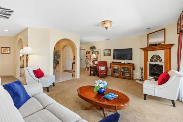 Detail Gallery Image 10 of 54 For 2394 Vista Grande, Vista,  CA 92084 - 3 Beds | 2/1 Baths